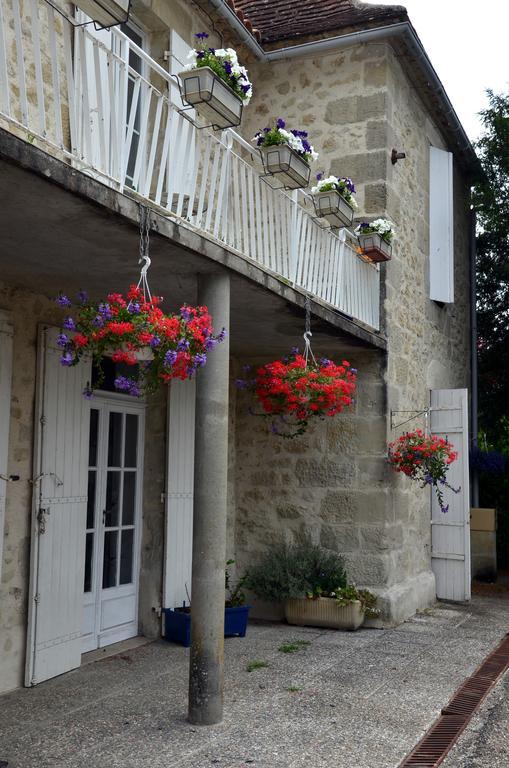 לינה וארוחת בוקר Saint-Colomb-de-Lauzun Chez Madeleine מראה חיצוני תמונה