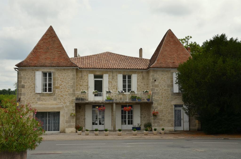 לינה וארוחת בוקר Saint-Colomb-de-Lauzun Chez Madeleine מראה חיצוני תמונה